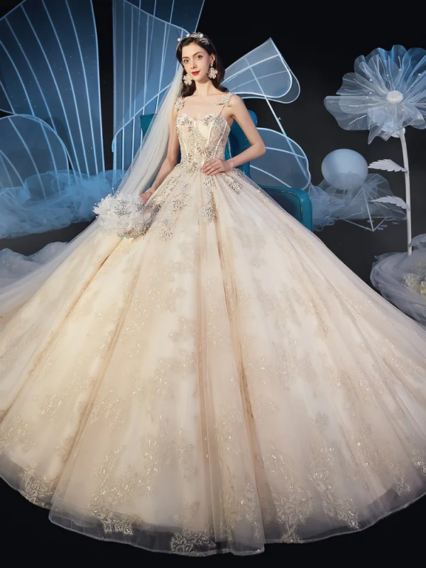 Chic / Belle Champagne Robe De Mariée 2019 Robe Boule Bretelles Spaghetti Sans Manches Dos Nu Glitter Appliques En Dentelle Perlage Cathedral Train Volants