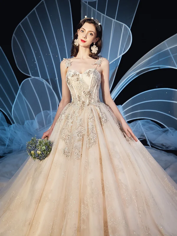 Chic / Belle Champagne Robe De Mariée 2019 Robe Boule Bretelles Spaghetti Sans Manches Dos Nu Glitter Appliques En Dentelle Perlage Cathedral Train Volants