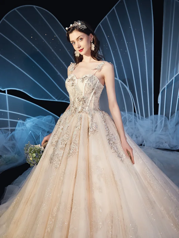 Chic / Belle Champagne Robe De Mariée 2019 Robe Boule Bretelles Spaghetti Sans Manches Dos Nu Glitter Appliques En Dentelle Perlage Cathedral Train Volants