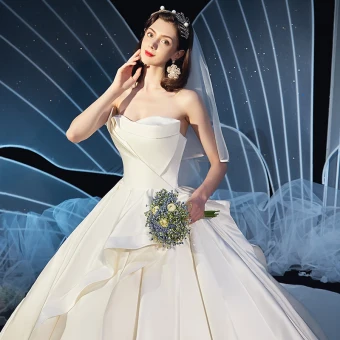 Simple Ivoire Satin Robe De Mariée 2019 Robe Boule Bustier Sans Manches Dos Nu Cathedral Train Volants