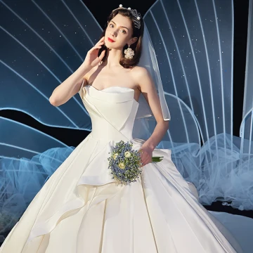 Eenvoudige Ivoor Satijn Trouwjurken 2019 Baljurk Strapless Mouwloos Ruglooze Cathedral Train Ruche