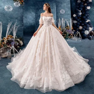 Snygga Fina Champagne Bröllopsklänningar 2019 Prinsessa Av Axeln Korta Ärm Bell Ärmar Halterneck Appliqués Spets Beading Pärla Cathedral Train Ruffle