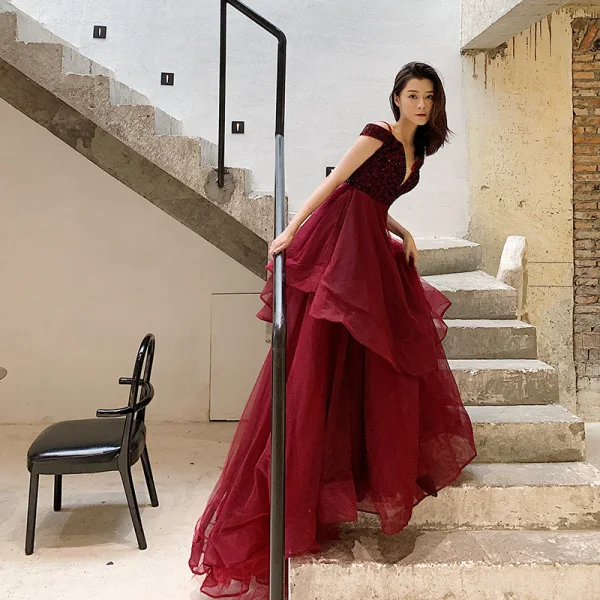 Élégant Bordeaux Robe De Soirée 2019 Princesse V-Cou Manches Courtes Perlage Train De Balayage Volants en Cascade Dos Nu Robe De Ceremonie