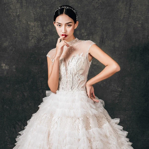 Charmant Transparentes Champagne Dentelle Robe De Mariée 2019 Robe Boule Col Haut Sans Manches Dos Nu Appliques En Dentelle Perlage Cathedral Train Volants