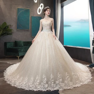 Abordable Champagne Robe De Mariée 2019 Princesse Amoureux Sans Manches Dos Nu Appliques En Dentelle Perle Perlage Glitter Paillettes Tulle Chapel Train Volants