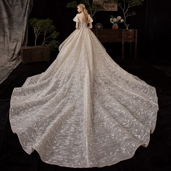 Vintage / Originale Champagne Robe De Mariée 2019 Princesse Transparentes Encolure Carrée Gonflée Manches Courtes Dos Nu Glitter Tulle Appliques En Dentelle Perlage Cathedral Train Volants