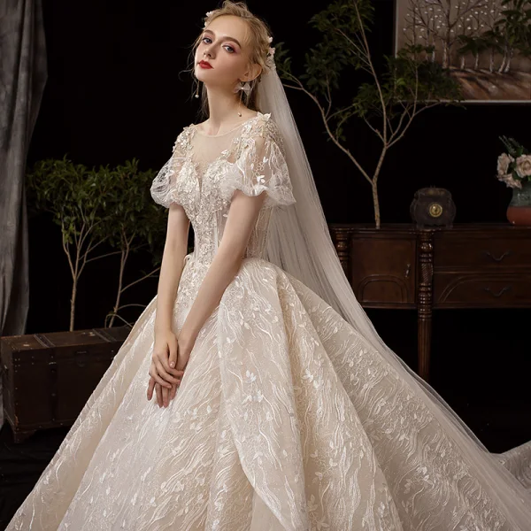 Vintage / Originale Champagne Robe De Mariée 2019 Princesse Transparentes Encolure Carrée Gonflée Manches Courtes Dos Nu Glitter Tulle Appliques En Dentelle Perlage Cathedral Train Volants