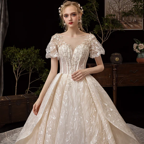 Vintage / Originale Champagne Robe De Mariée 2019 Princesse Transparentes Encolure Carrée Gonflée Manches Courtes Dos Nu Glitter Tulle Appliques En Dentelle Perlage Cathedral Train Volants