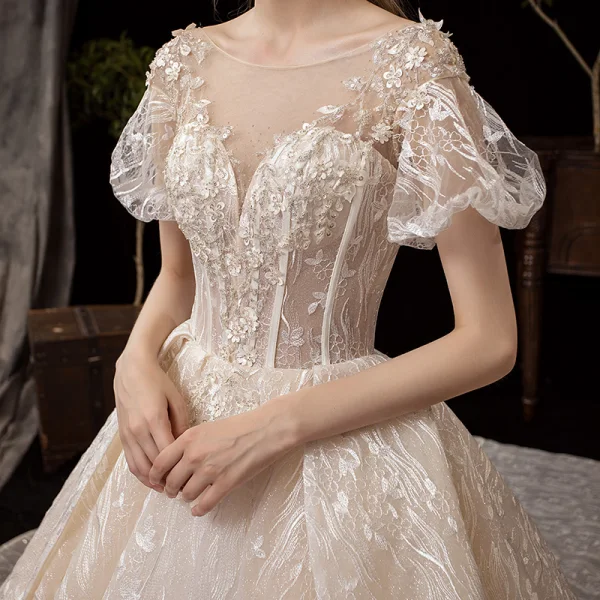 Vintage / Originale Champagne Robe De Mariée 2019 Princesse Transparentes Encolure Carrée Gonflée Manches Courtes Dos Nu Glitter Tulle Appliques En Dentelle Perlage Cathedral Train Volants