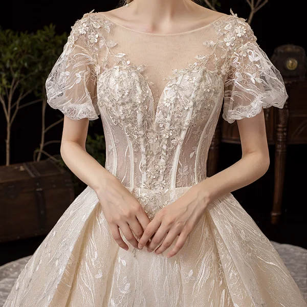 Vintage / Originale Champagne Robe De Mariée 2019 Princesse Transparentes Encolure Carrée Gonflée Manches Courtes Dos Nu Glitter Tulle Appliques En Dentelle Perlage Cathedral Train Volants