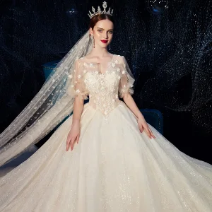 Romantisch Champagner Brautkleider Hochzeitskleider 2019 Ballkleid V Ausschnitt Geschwollenes Kurze Ärmel Rückenfreies Blumen Perle Glanz Applikationen Spitze Perlenstickerei Kathedrale Schleppe Rüschen