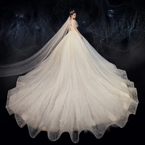 Romantisch Champagner Brautkleider / Hochzeitskleider 2019 Ballkleid V-Ausschnitt Geschwollenes Kurze Ärmel Rückenfreies Blumen Perle Glanz Applikationen Spitze Perlenstickerei Kathedrale Schleppe Rüschen