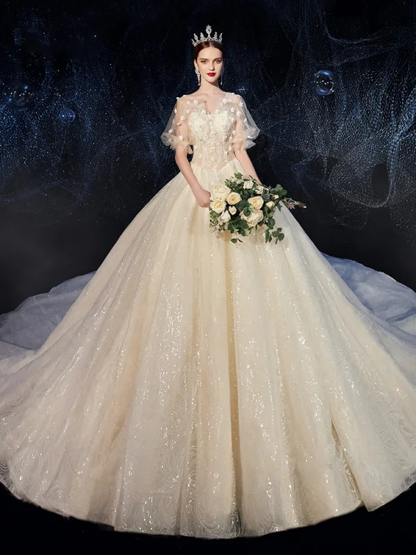 Romantisch Champagner Brautkleider / Hochzeitskleider 2019 Ballkleid V-Ausschnitt Geschwollenes Kurze Ärmel Rückenfreies Blumen Perle Glanz Applikationen Spitze Perlenstickerei Kathedrale Schleppe Rüschen