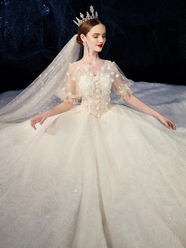 Romantisch Champagner Brautkleider / Hochzeitskleider 2019 Ballkleid V-Ausschnitt Geschwollenes Kurze Ärmel Rückenfreies Blumen Perle Glanz Applikationen Spitze Perlenstickerei Kathedrale Schleppe Rüschen