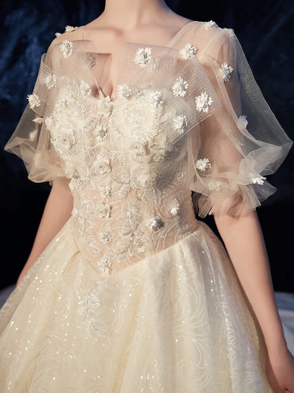 Romantisch Champagner Brautkleider / Hochzeitskleider 2019 Ballkleid V-Ausschnitt Geschwollenes Kurze Ärmel Rückenfreies Blumen Perle Glanz Applikationen Spitze Perlenstickerei Kathedrale Schleppe Rüschen