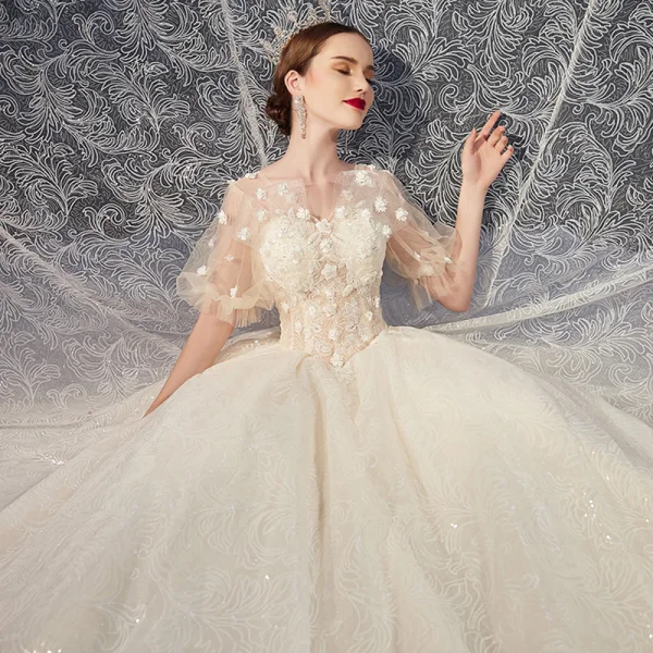 Romantisch Champagner Brautkleider / Hochzeitskleider 2019 Ballkleid V-Ausschnitt Geschwollenes Kurze Ärmel Rückenfreies Blumen Perle Glanz Applikationen Spitze Perlenstickerei Kathedrale Schleppe Rüschen