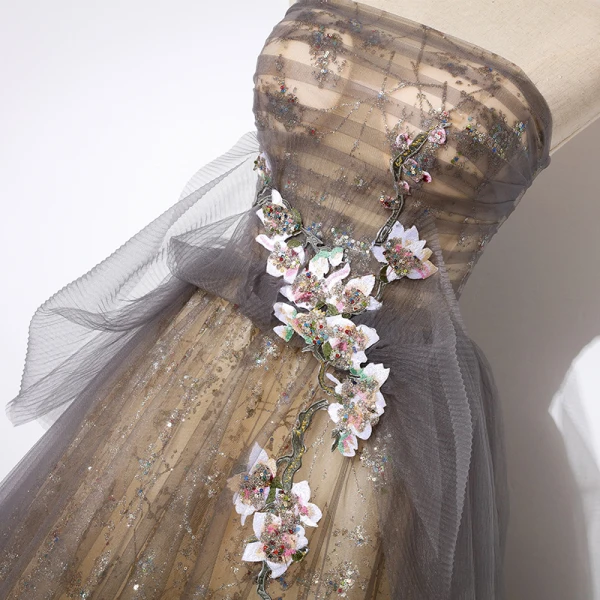 Elegante Grijs Goud Doorzichtige Galajurken 2019 A lijn Strapless Mouwloos Appliques Bloem Kralen Glans Tule Lange Ruche Ruglooze Gelegenheid Jurken