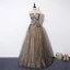 Luxe Grijs Goud Doorzichtige Avondjurken 2019 A lijn Unieke Strapless Mouwloos Appliques Bloem Kralen Glans Tule Lange Ruche Ruglooze Gelegenheid Jurken