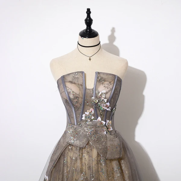 Luxe Grijs Goud Doorzichtige Avondjurken 2019 A lijn Unieke Strapless Mouwloos Appliques Bloem Kralen Glans Tule Lange Ruche Ruglooze Gelegenheid Jurken