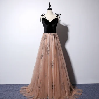 Chic Beautiful Champagne Gold Evening Dresses 2019 A Line Princess Spaghetti Straps Sleeveless Appliques Lace Sweep Train Ruffle Backless Formal Dresses
