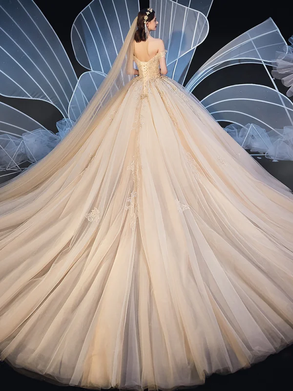 Chic / Belle Champagne Robe De Mariée 2019 Robe Boule De l'épaule Transparentes Col v profond Manches Courtes Dos Nu Appliques En Dentelle Paillettes Perlage Cathedral Train Volants