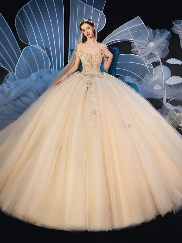 Chic / Belle Champagne Robe De Mariée 2019 Robe Boule De l'épaule Transparentes Col v profond Manches Courtes Dos Nu Appliques En Dentelle Paillettes Perlage Cathedral Train Volants