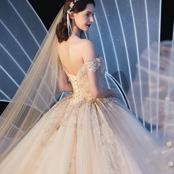 Chic / Belle Champagne Robe De Mariée 2019 Robe Boule De l'épaule Transparentes Col v profond Manches Courtes Dos Nu Appliques En Dentelle Paillettes Perlage Cathedral Train Volants