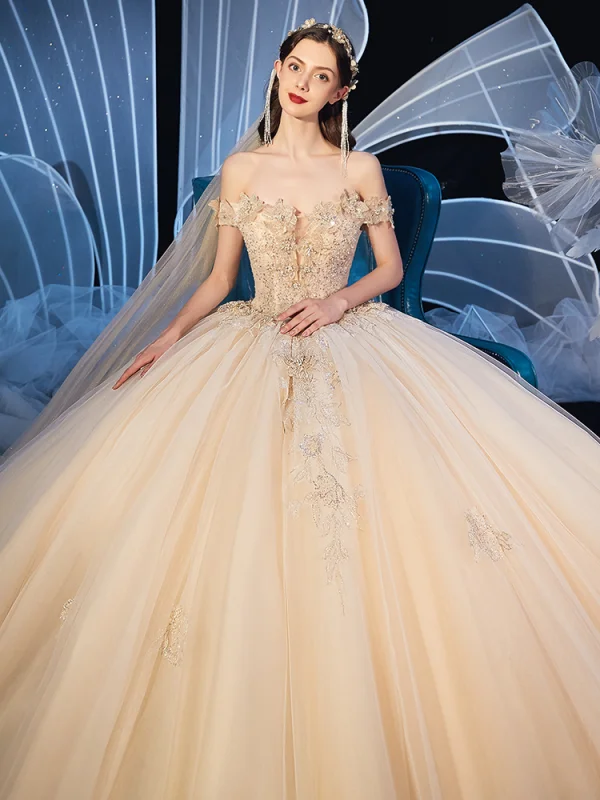 Chic / Belle Champagne Robe De Mariée 2019 Robe Boule De l'épaule Transparentes Col v profond Manches Courtes Dos Nu Appliques En Dentelle Paillettes Perlage Cathedral Train Volants