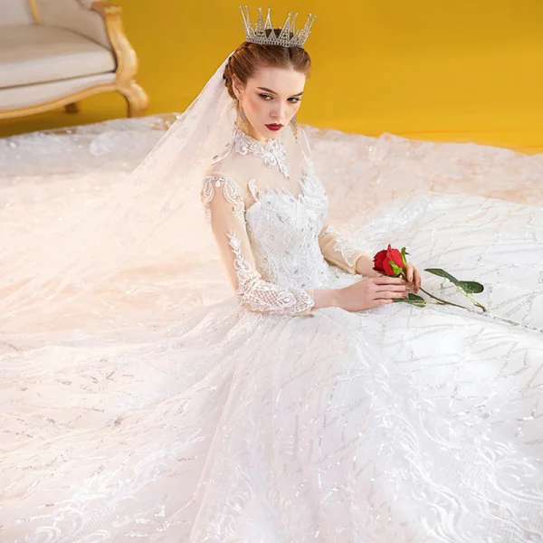 Vintage / Originale Ivoire Transparentes Robe De Mariée 2020 Robe Boule Col Haut 3/4 Manches Dos Nu Glitter Tulle Appliques En Dentelle Perlage Perle Royal Train Volants