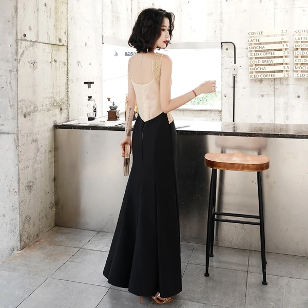 Elegante Schwarz Abendkleider 2020 Meerjungfrau V-Ausschnitt Ärmellos Perlenstickerei Gespaltete Front Lange Rüschen Rückenfreies Festliche Kleider