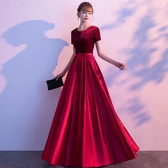 Abordable Bordeaux Satin Robe De Soirée 2020 Princesse Encolure Dégagée Manches Courtes Ceinture Longue Volants Daim Robe De Ceremonie