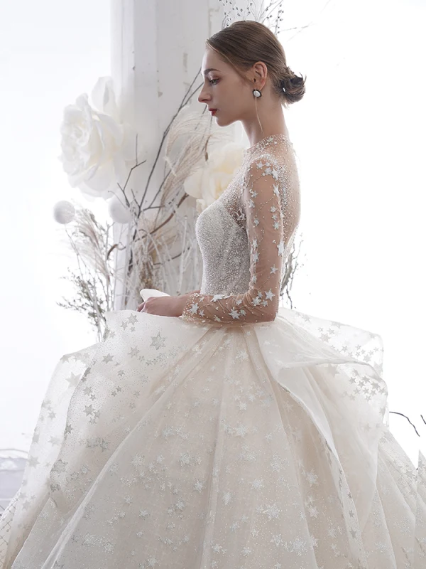 Étourdissant Ivoire Transparentes Étoile Robe De Mariée 2020 Robe Boule Col Haut Manches Longues Dos Nu Glitter Tulle Fait main Perlage Cathedral Train Volants