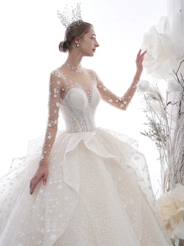 Étourdissant Ivoire Transparentes Étoile Robe De Mariée 2020 Robe Boule Col Haut Manches Longues Dos Nu Glitter Tulle Fait main Perlage Cathedral Train Volants