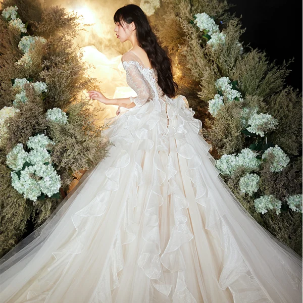 Chic / Belle Champagne Transparentes Robe De Mariée 2020 Robe Boule Encolure Dégagée 3/4 Manches Dos Nu Glitter Organza Appliques En Dentelle Perlage Cathedral Train Volants