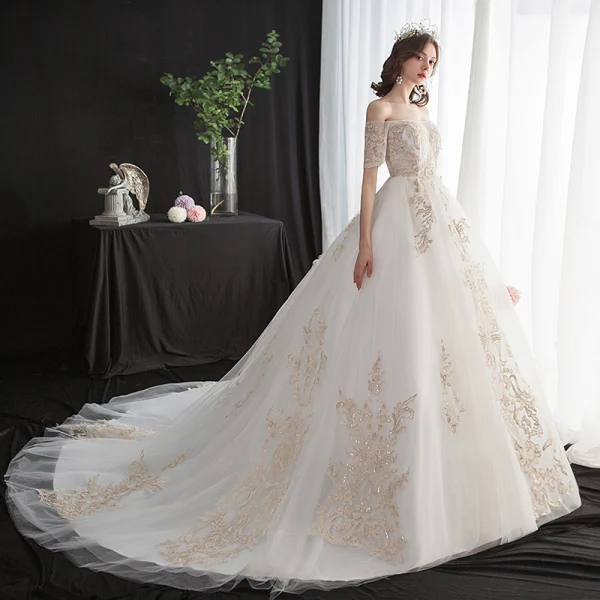 Abordable Ivoire Robe De Mariée 2020 Princesse De l'épaule Manches Courtes Dos Nu Glitter Appliques En Dentelle Chapel Train Volants