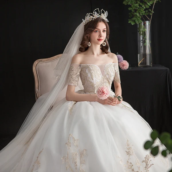 Abordable Ivoire Robe De Mariée 2020 Princesse De l'épaule Manches Courtes Dos Nu Glitter Appliques En Dentelle Chapel Train Volants