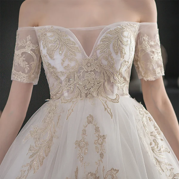 Abordable Ivoire Robe De Mariée 2020 Princesse De l'épaule Manches Courtes Dos Nu Glitter Appliques En Dentelle Chapel Train Volants