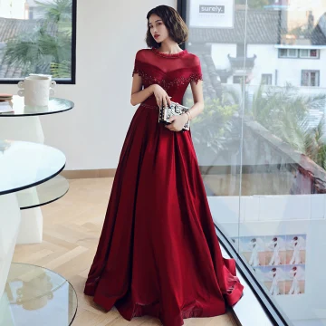 Elegante Bordeaux Doorzichtige Avondjurken 2019 A Lijn Ronde Hals Korte Mouwen Ruglooze Appliques Kant Kralen Rhinestone Gordel Lange Ruche Gelegenheid Jurken