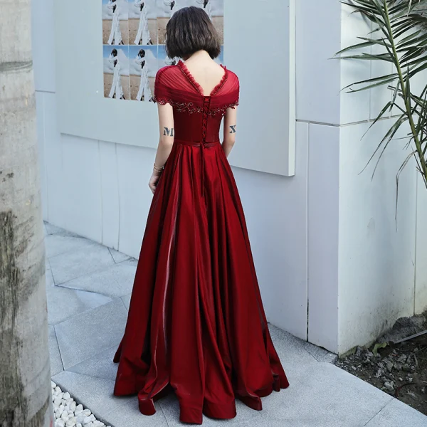 Élégant Bordeaux Transparentes Robe De Soirée 2019 Princesse Encolure Dégagée Manches Courtes Dos Nu Appliques En Dentelle Perlage Faux Diamant Ceinture Longue Volants Robe De Ceremonie