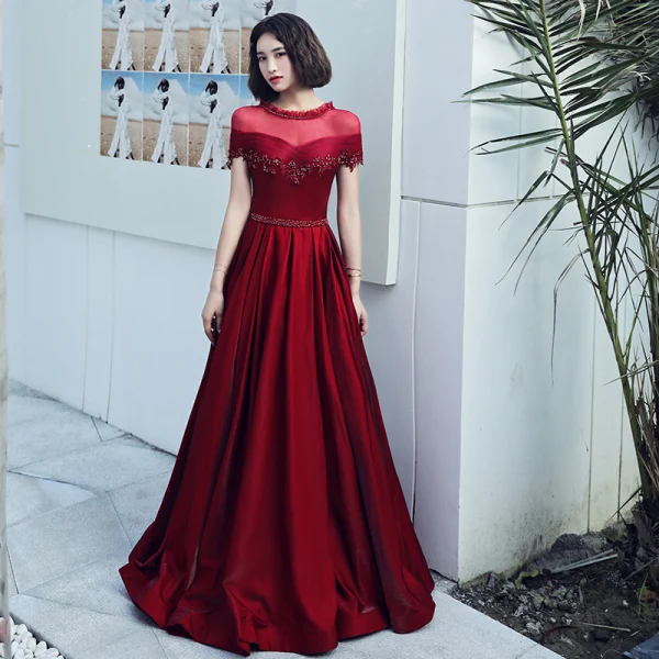 Élégant Bordeaux Transparentes Robe De Soirée 2019 Princesse Encolure Dégagée Manches Courtes Dos Nu Appliques En Dentelle Perlage Faux Diamant Ceinture Longue Volants Robe De Ceremonie