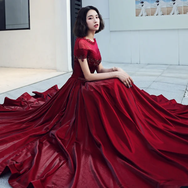 Élégant Bordeaux Transparentes Robe De Soirée 2019 Princesse Encolure Dégagée Manches Courtes Dos Nu Appliques En Dentelle Perlage Faux Diamant Ceinture Longue Volants Robe De Ceremonie