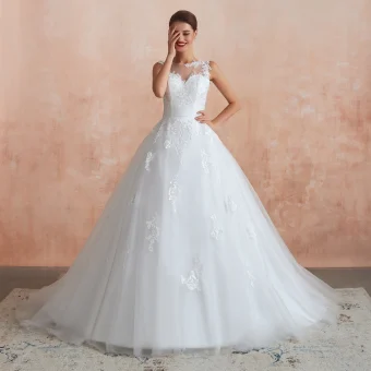 Chic Belle Ivoire Transparentes Robe De Mariée 2020 Robe Boule Encolure Dégagée Sans Manches Appliques En Dentelle Chapel Train Volants