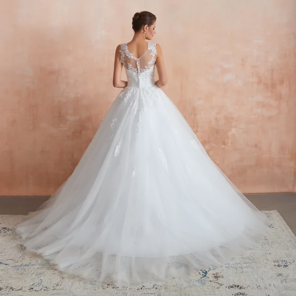 Chic / Belle Ivoire Transparentes Robe De Mariée 2020 Robe Boule Encolure Dégagée Sans Manches Appliques En Dentelle Chapel Train Volants