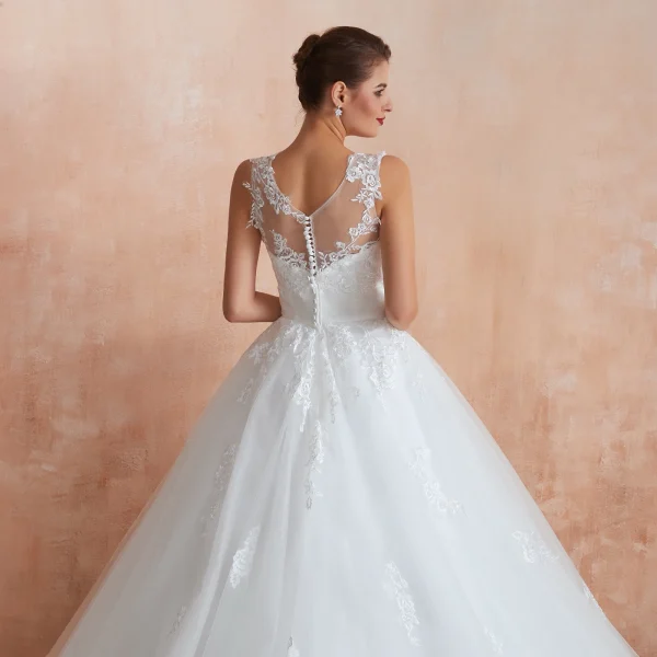 Chic / Belle Ivoire Transparentes Robe De Mariée 2020 Robe Boule Encolure Dégagée Sans Manches Appliques En Dentelle Chapel Train Volants