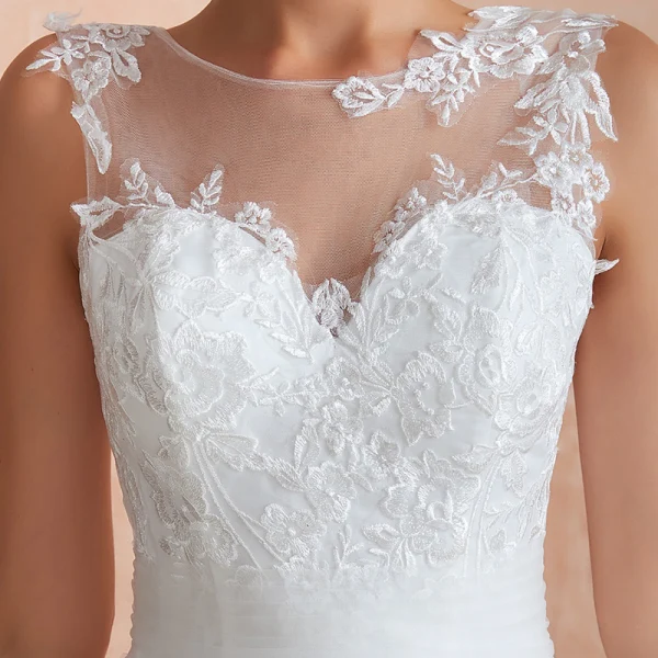 Chic / Belle Ivoire Transparentes Robe De Mariée 2020 Robe Boule Encolure Dégagée Sans Manches Appliques En Dentelle Chapel Train Volants