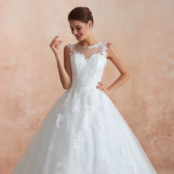 Chic / Belle Ivoire Transparentes Robe De Mariée 2020 Robe Boule Encolure Dégagée Sans Manches Appliques En Dentelle Chapel Train Volants