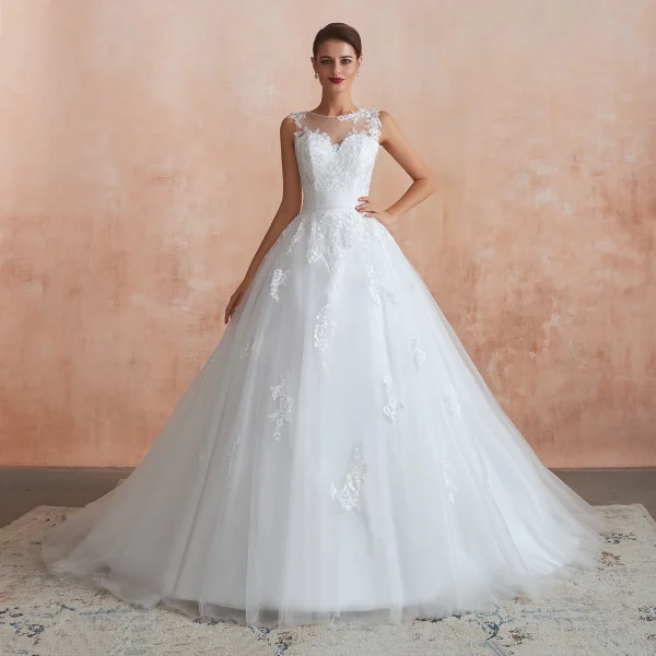 Chic / Belle Ivoire Transparentes Robe De Mariée 2020 Robe Boule Encolure Dégagée Sans Manches Appliques En Dentelle Chapel Train Volants