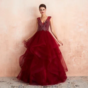 High End Burgunder Gjennomsiktig Ballkjoler 2020 Prinsesse Dyp V Hals Uten Ermer Håndlaget Beading Lange Gripende Ruffles Formelle Kjoler