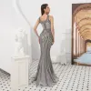 Wysokiej Klasy Szary Sukienki Wieczorowe 2020 Syrena / Rozkloszowane V-Szyja Bez Rękawów Wykonany Ręcznie Frezowanie Trenem Sweep Bez Pleców Sukienki Wizytowe