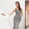 Wysokiej Klasy Szary Sukienki Wieczorowe 2020 Syrena / Rozkloszowane V-Szyja Bez Rękawów Wykonany Ręcznie Frezowanie Trenem Sweep Bez Pleców Sukienki Wizytowe